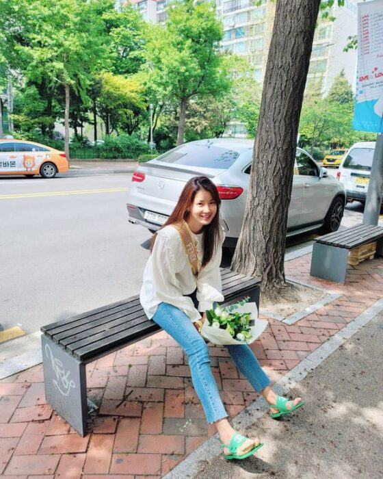 lee si young attracted attention with her 1 million won sandals 139