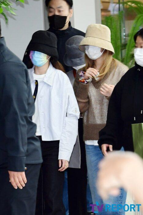 new images of sana and na yeon at airport confused fans 77777 683x1024