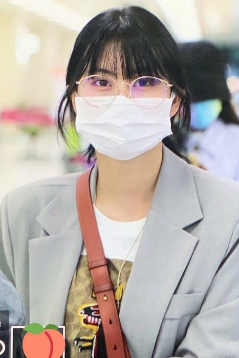new images of sana and na yeon at airport confused fans 8888 683x1024