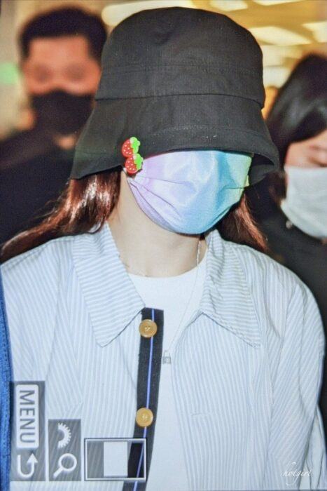 new images of sana and na yeon at airport confused fans 5555 683x1024