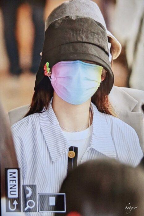 new images of sana and na yeon at airport confused fans 4444 682x1024
