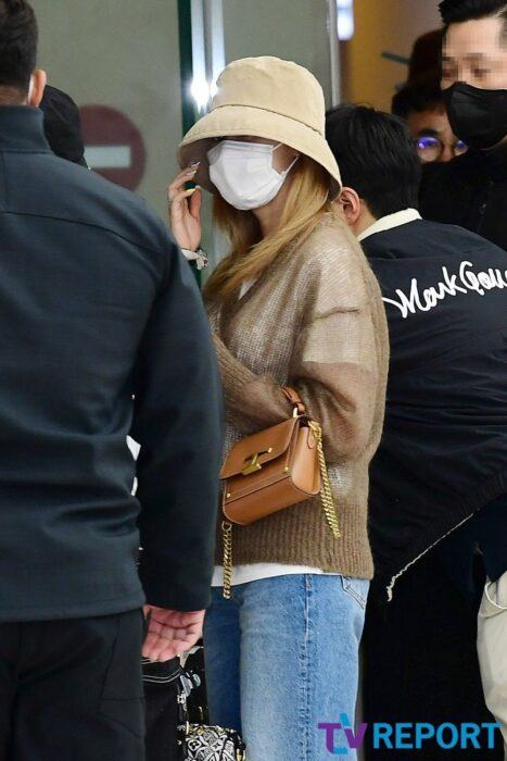 new images of sana and na yeon at airport confused fans 3333 683x1024