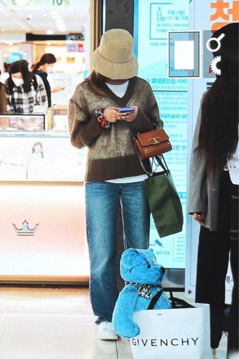 new images of sana and na yeon at airport confused fans 1111 683x1024