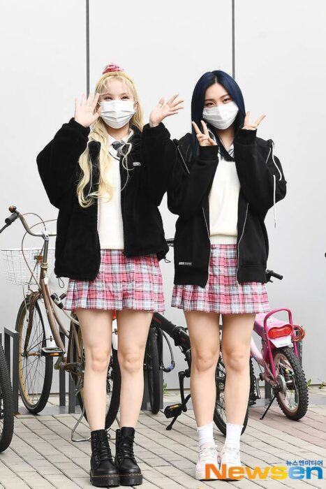 netizens compare itzys gi dles and blackpinks knowing bros outfits 888