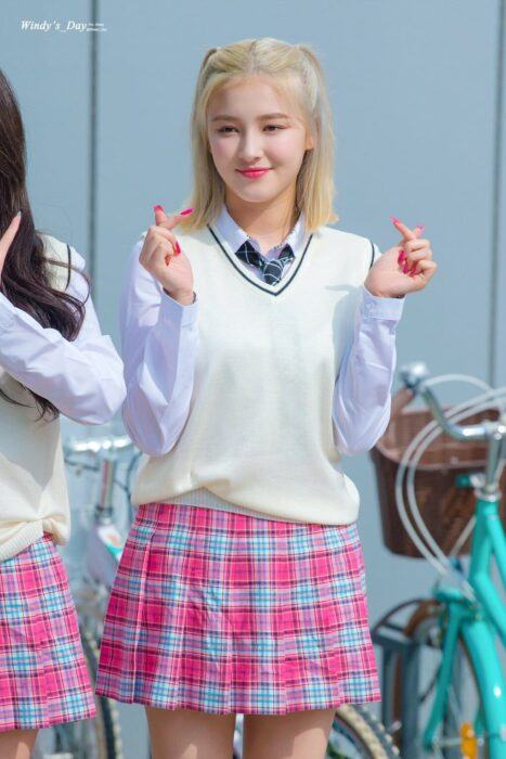 netizens compare itzys gi dles and blackpinks knowing bros outfits 666 683x1024