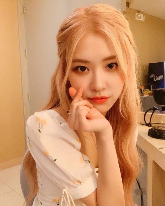 A photo makes fans confused for not knowing if it is BLACKPINK's Rosé or not!