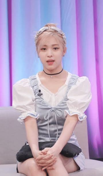 A photo makes fans confused for not knowing if it is BLACKPINK's Rosé or not!