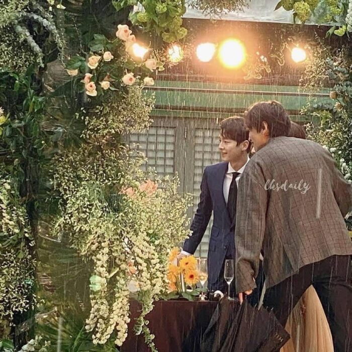 Song Joong Ki and Lee Kwang Soo are extremely handsome when appearing at a friend's wedding, but the wedding venue attracts attention
