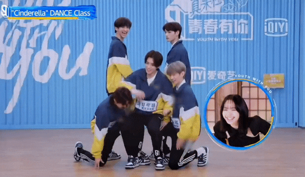 Lisa teaches students how to have a cool pose, but the results are completely not as she imagined!