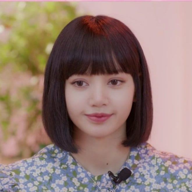 the image of blackpink filming at the park has been leaked revealing lisas new hair color 26496969