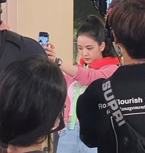the image of blackpink filming at the park has been leaked revealing lisas new hair color 270938979