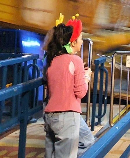 the image of blackpink filming at the park has been leaked revealing lisas new hair color 2974979