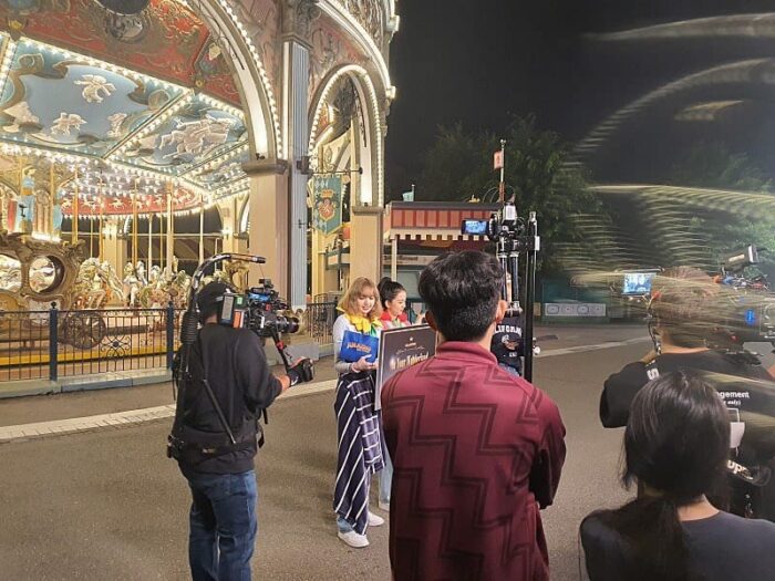 the image of blackpink filming at the park has been leaked revealing lisas new hair color 68418