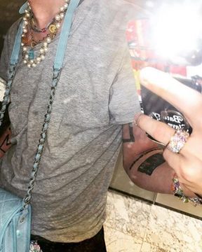 g dragon with a luxury bag around his neck showing off his own sensitivity in his recent selfies 1739
