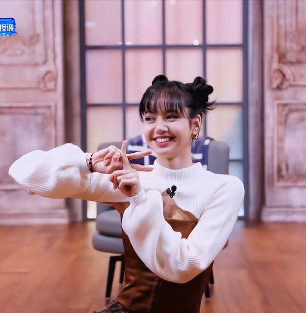Lisa's prophetic ability (BLACKPINK): Choose the right one from the lineup to the Youth With You’s boy group’s hand sign 