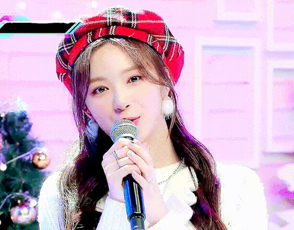 Heo Ji-won (Cherry Bullet): The most beautiful contestant in Girls Planet 999 with the face resembles Mina (TWICE)