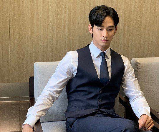 Kim Soo-hyun's suit fit photo gets 530,000 likes in 1 hour