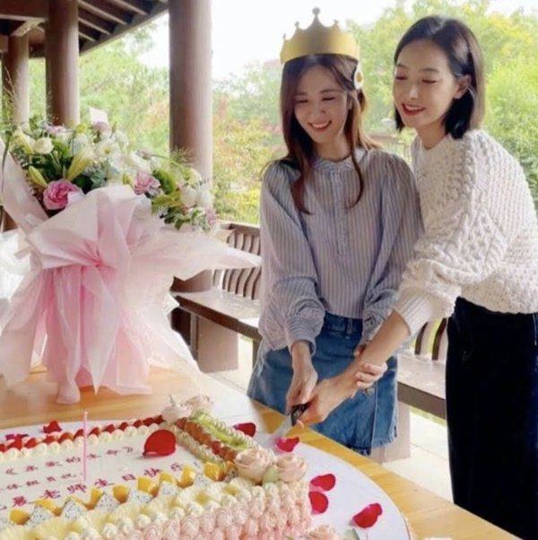 Victoria (f(x))'s recent situation after leaving SM: Is this action between friends of the same gender normal or unusual?