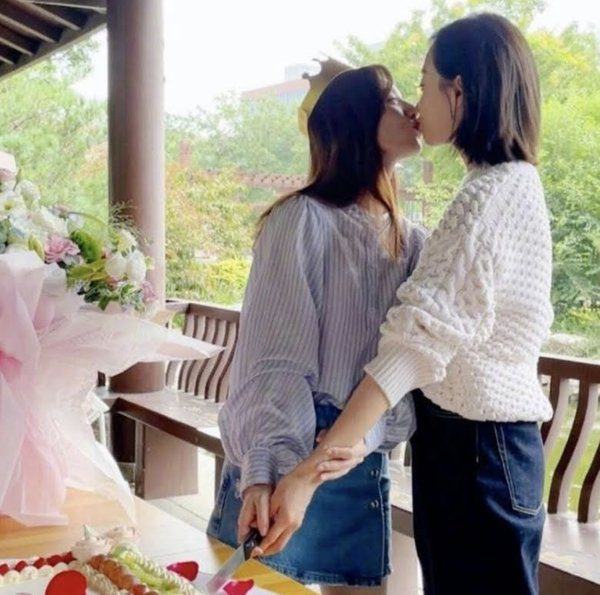 Victoria (f(x))'s recent situation after leaving SM: Is this action between friends of the same gender normal or unusual?