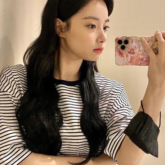 Former April member Hyun-joo shows off her pure innocent beauty with long hair