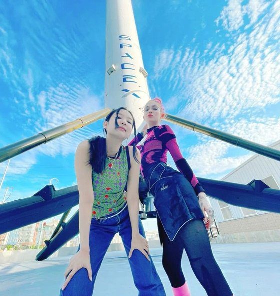 jennie blackpink elon musk grimes 29039028302048