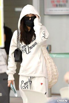 Jennie got into a chaotic crowd at the airport after her returning to Korea