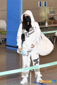 Jennie got into a chaotic crowd at the airport after her returning to Korea