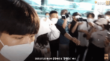 Jennie got into a chaotic crowd at the airport after her returning to Korea
