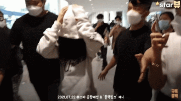 Jennie got into a chaotic crowd at the airport after her returning to Korea