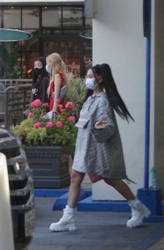blackpink rose jennie bella poarch 2903848984902 scaled 1