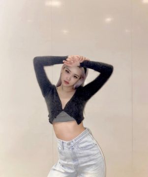korean netizens debate on the recent trend of wearing crop top 2938028490809248 scaled 1