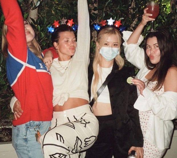 The list of famous stars that Rosé (BLACKPINK) hung out with in the US makes netizens admire