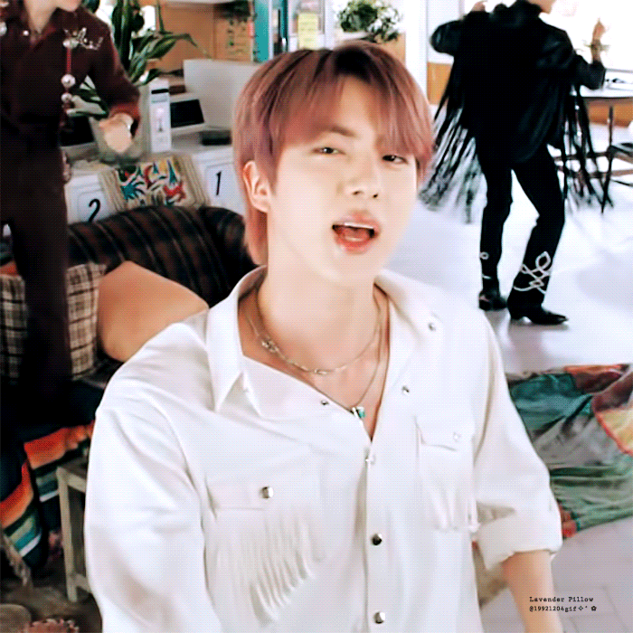 Admiring his top-notch visual, it can be affirmed that Jin's mother is also extremely beautiful.