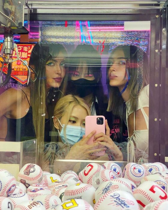 The list of famous stars that Rosé (BLACKPINK) hung out with in the US makes netizens admire