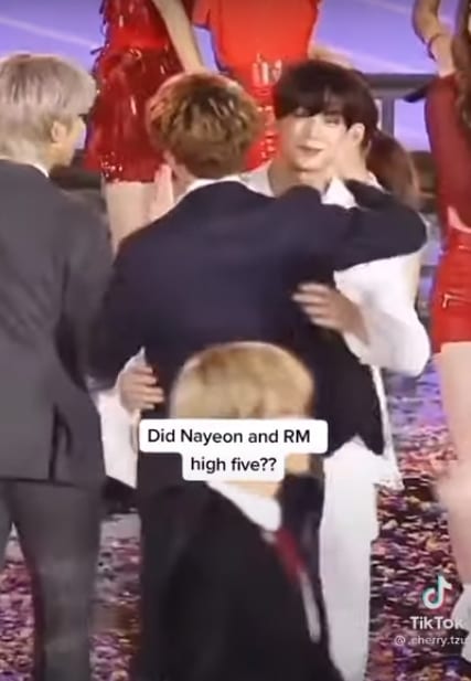 the question that has not been answered for the past 2 years did rm bts and na yeon twice high five at that time 24979797