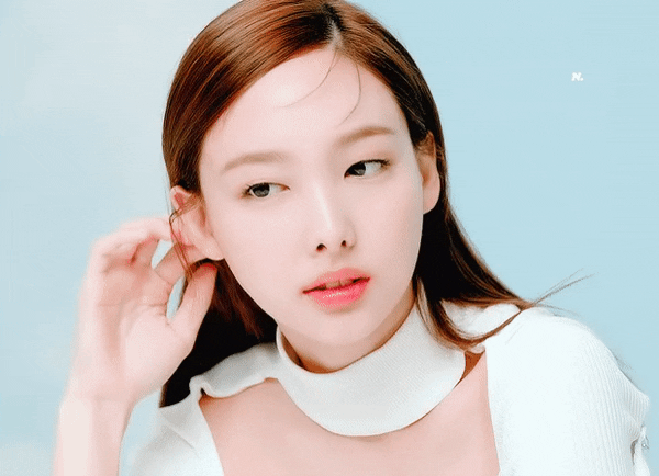 Netizens say that Nayeon is as pretty as a porcelain doll