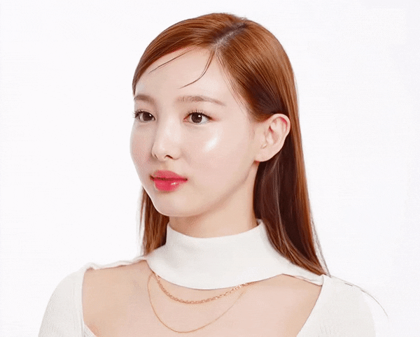 No one can take their eyes off the close-up footage showing the refreshing visual, smooth skin and adorable smile of TWICE’s oldest member.