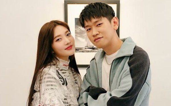 Netizens wondered if BLACKPINK and TWICE could freely talk about their dating news like Red Velvet did
