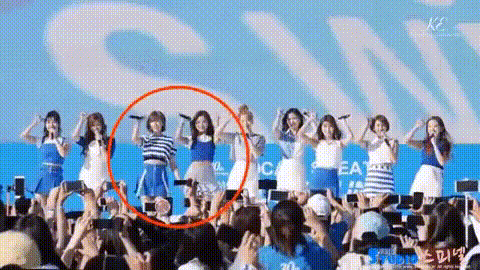 Tzuyu was protected from the wind by Jeongyeon