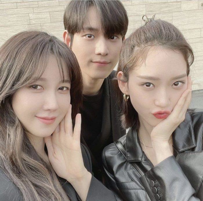 Lee Ji Ah posted a photo on SNS that made fans questioned, “Who’s that man?”