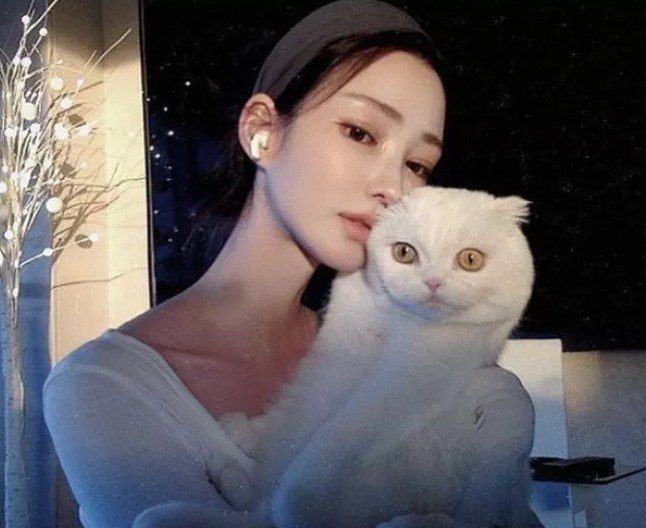 The female Youtuber who made it to the online communities' hot issue with her picturesque visual that looks like CG