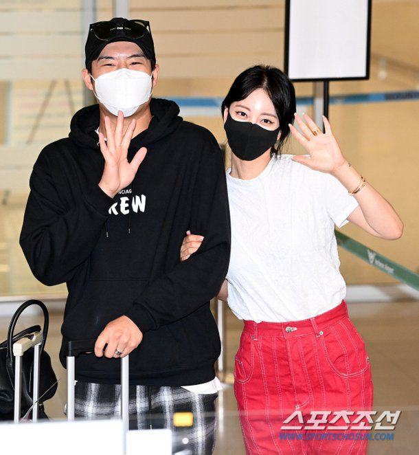 Han Ye Seul and Ryu Sung Jae took photos with a 'couple pose' at the airport, “Let’s make a heart hand sign together!”
