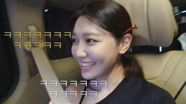 Taeyeon-Tiffany gave Sooyoung the middle fingers? Their chemistry is this close!