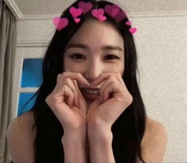Taeyeon-Tiffany gave Sooyoung the middle fingers? Their chemistry is this close!
