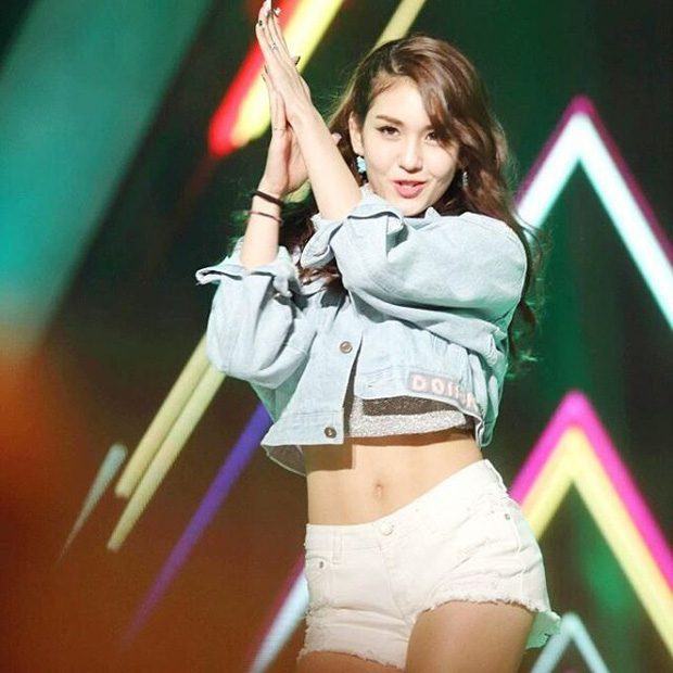 The changing shape journey of Jeon Somi: Fans are worried because her surreal waist is skinny