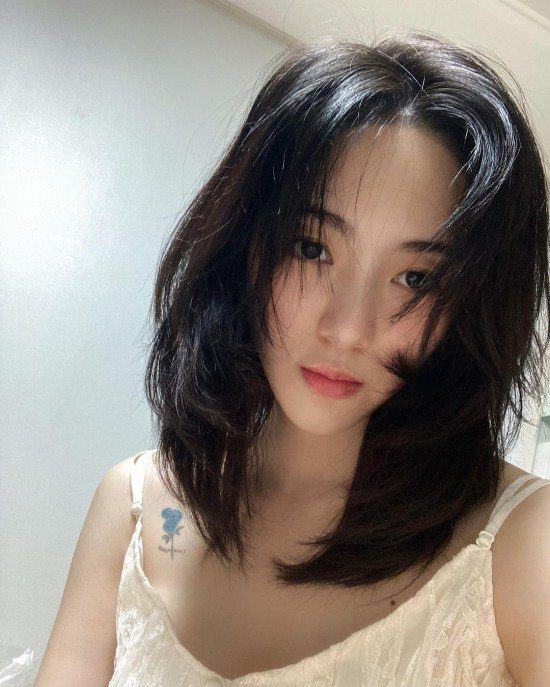 Kwon Mina, caught a clear tattoo on her chest, looking like she has calmed down