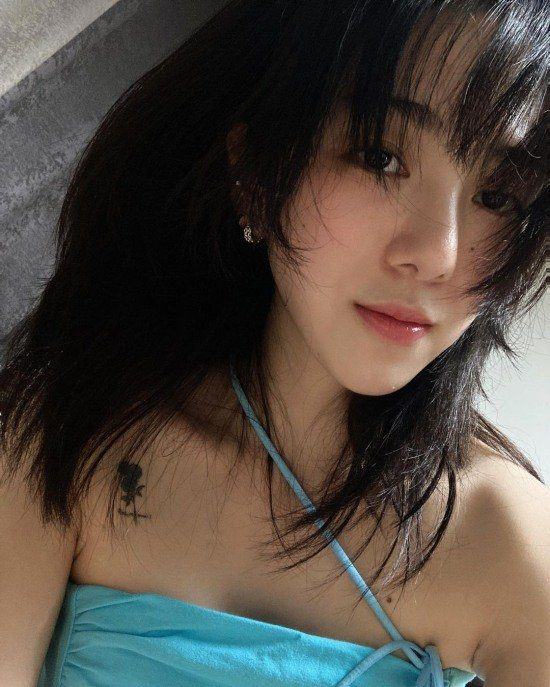 Kwon Mina, caught a clear tattoo on her chest, looking like she has calmed down