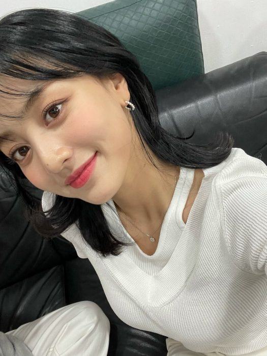 Ji Hyo also "teased" a brand new short hairstyle on August 3.