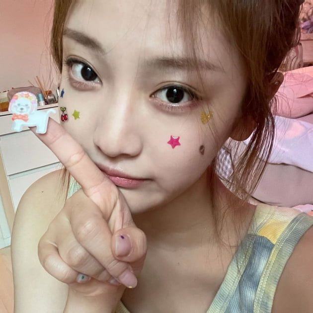 Is that Ning Ning or Jennie?... They look much alike after dieting