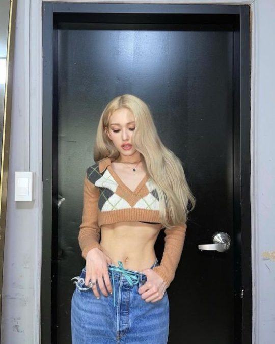 Jeon Somi shows off her skinny body and Barbie-like beauty in jeans and blonde hair after the comeback with "DUMB DUMB"